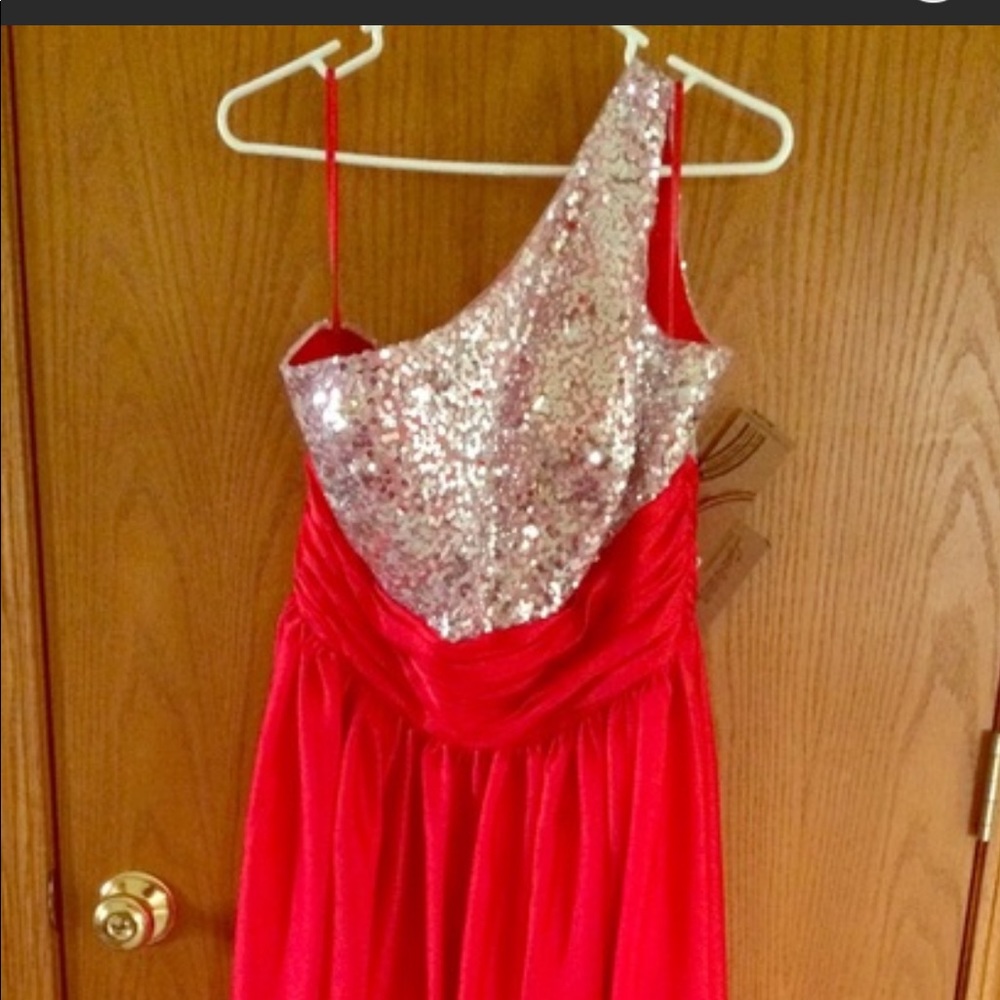 Red formal floor length gown NEW!!